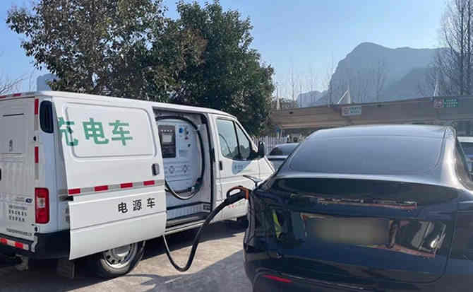 安吉汽车搭电